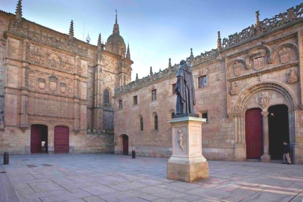 El Patio de Escuelas: Entrada a la Universidad